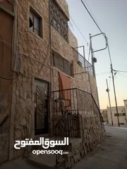  3 منزل مؤلف من طابعين كل طابق شقتين وكل شقه  غرفتين ومطبخ وحمام وصالون