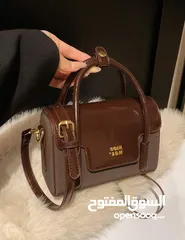 4 حقيبه لون بني غامق ، جلد من الأعلى ، مع حزام .