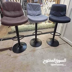  2 كرسي بار عصري للمطبخ هو الخيار الأول مصمم بمعدن قوي قواعد ناعمه و مريحه تعزز من الراحة و الأناقة