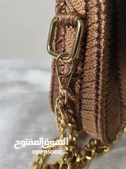  14 حقيبة يد أنيقة لون مميز  - تصميم يدوي بخيوط فاخرة وسلسلة ذهبية لإطلالة ناعمة وعصرية.