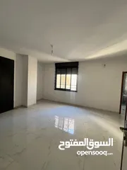  17 شقق للإيجار