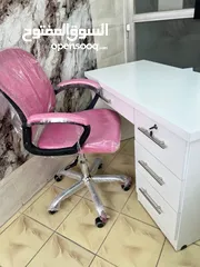  12 جهّز زاوية عملك براحة وأناقة! مكتب عملي أنيق كرسي دوّار مريح يدعم ظهرك لساعات العمل الطويلة،