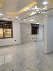  6 شقه فخمه طابق ارضي205م مدخل خاص وكراج وساحه للبيع على شارع البترا شرق اربد مول قراند