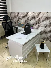  22 مكتب 140*70 مع جانبيه 80*40 وطاولة وسط تفصيل خشب مستورد بسعر المصنع