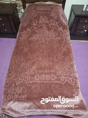  6 فرشات وبطانيات بقياسات متنوعة نظيفة جدا بحالة ممتازة للبيع بسبب السفر