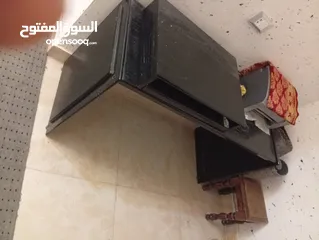  1 مكتب كمبيوتر او لاب توب او دراسه  ىنفك وبتركب بكل سهوله