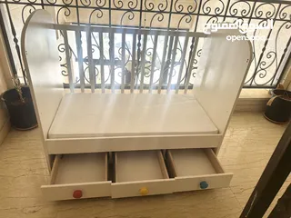  3 سرير اطفال مع 3 دروج من ايكيا  بحالة ممتازه مع الفرشة والكفر للبيع