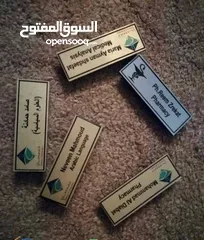  16 تيشرت طباعة وبلايز وجاليهات طواقي مع شعار تطريز