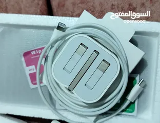  3 شاحن ايفون أصلى من آبل اللى فى مكتبة جرير السعوديه بالعلبه استخدام خفيف جداً  السعر 1500 جنيه