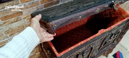  8 صندوق العروس ( سبت ) خشب ثقيل انتيكا تحفه في غاية الجمال  طاولة وسط انتيكا خشب ثقيل مع صندوق اسفلها