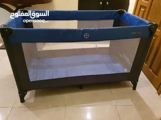  1 تخت بيبي بحالة جيدة