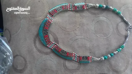  5 عقود ( طوق ) شغل يدوي من الحجار الفيروز و المرجان و البيس