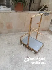  18 ستاندات ببغاء أحجام وأشكال مختلفة من الخشب ومن المعدن متحركه بعجلات وبدون مع صينية واكواخ كلاب