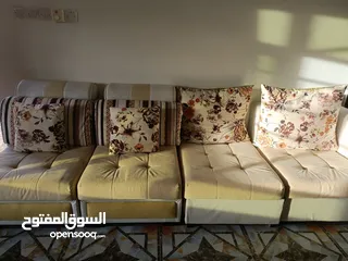  2 كنبات لونها حليبي