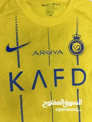  8 قميص كريستيانو رونالدو في نادي النصر 2024  موقع من الخلف