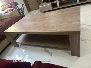  2 طاوله تلفزيون وطاوله وسط بحاله ممتازه