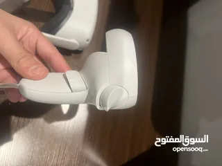  8 Meta Quest 2 (Virtual Reality)
