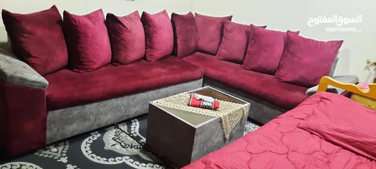  5 للبيع بداعي السفر طقم كورنر مستعمل بحالة الجديد  خشب تنجيد فخم خمري وسلفر مع  طاولة وسط تصميم راقي