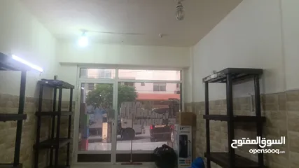  6 محل تجاري للايجار في جبل طارق بجانب بقالة الهدى  بعد اسواق طارق باتجاه قهوة سكر. موقع حيوي. خط باص
