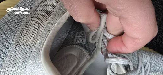  15 shoes Adidas Yeezy original 43وثلث الابيض اصلي والرمادي قياس 44 كوبي  بحاله ممتازه كانه جديد .