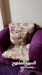  6 طقم كنب  و طاولة وسط و برداي و سجاد بحالة جيدة