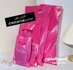  27 تيشرت طباعة وبلايز وجاليهات طواقي مع شعار تطريز
