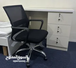  1 كرسي ومكتب