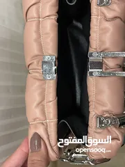  5 شنطة صغيرة زهرية أنيقة وأنيقة للبيع - مناسبة للمشاوير والطلعات  اليومية بحالة ممتازة ونظيفة جداً جيد