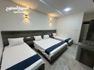  18 غرف وشقق فندقية نظيفة على البحر وبجانب السوق، موقع ممتاز، مطاعم، موقف عام، بلكونات، انترنت، مكيفات.