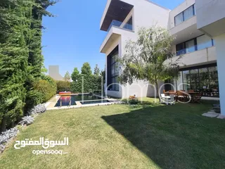  8 فيلا مع مسبح للبيع في طريق المطار بمساحة بناء 940م