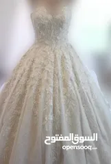  1 فستان زفاف مع طرحة و هيد بيس و جاكيت مطرّز و جيبونة 