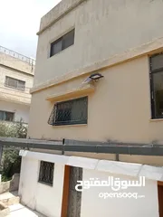  4 منزل كامل للبيع في جرش منطقة الجبارات مطل على شارعين قريب من مطعم وسوبر ماركت الوادي الأخضر