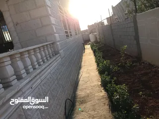  4 منزل مستقل شبه فيلا اربع واجهات حجر قريب من الشارع الرئيسي