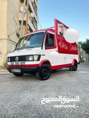  1 شاحنة مشروبات و حلويات