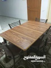 6 طاولة سفرة صغيرة أو مطبخ مع أربع كراسي بحال الجديد