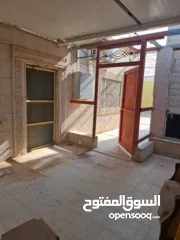  10 ستوديو خلف الاستراحة