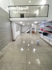 4 محل للايجار