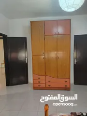  2 غرفة نوم شبابية، بحالة ممتازة تخت فاخر خزانة طابقين، كوميدنة، تسريحة مع مراي،الله يبارك لصاحب النصيب