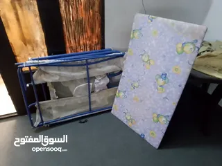  8 تختين مفرد وسرير اطفال حديد ومكتب خشب للبيع