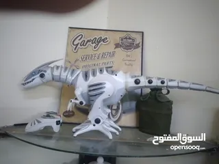  1 ديناصور متحرك مع ريموت للبيع