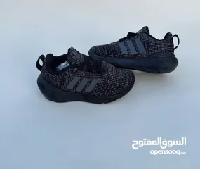  1 حذاء Adidas Kids أسود – جديد بدون كرتونة للاطفال. نمرة23