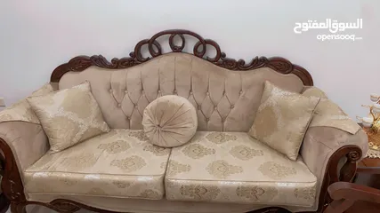  6 طقم كنب استعمال خفيف خشب ممتاز غير مهلوك ابدا ولا فيه اي خشط