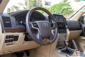  12 Toyota Land Cruiser Gx-r 2017   السيارة بحالة الوكالة و قطعت مسافة 118,000 كم فقط
