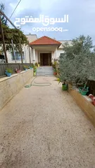  3 منزل للبيع من المالك بموقع راقي وهادئ جدا مطل الموقع سكني بمتياز