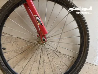  4 بسكليت قليل الاستعمال ما فيه بدالات والعجلات منفسة للبيع