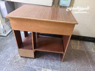  2 طاوله مكتب للبيع مستعمل لون بني
