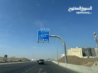  5 ثلاثة محلات جديدة جنب بعض قريب من عمان مول و مطلة على الشارع السريع