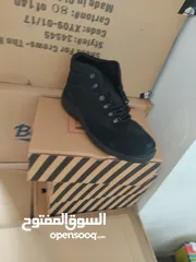  3 شروه احذيه من الداخل موجوده بالخليل