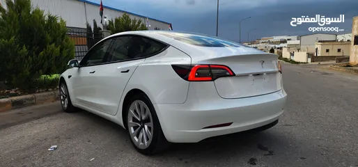  18 Tesla Model 3 -