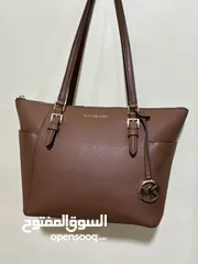  1 شنطة مايكل كورس شبه جديدة بسعر مغري جدا اصلية